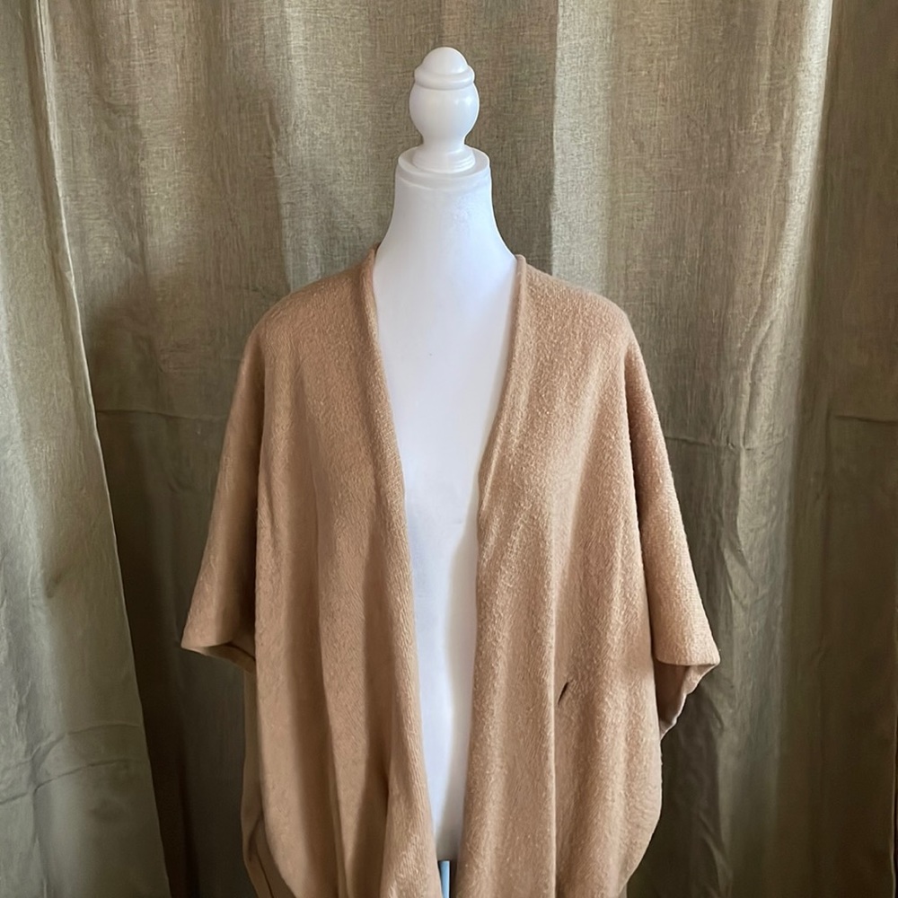 Beautiful tan poncho, missing belt but can easily be replaced.